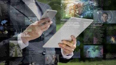 Die spannendsten digitalen Trends, die unseren Alltag verändern Digitale Technologien entwickeln sich heute schneller als je zuvor. Was vor wenigen Jahren noch futuristisch klang, gehört inzwischen ganz selbstverständlich zu unserem Alltag. Ob beim Einkaufen, Arbeiten, Lernen oder Reisen – digitale Innovationen prägen, wie wir Entscheidungen treffen, miteinander kommunizieren und Informationen konsumieren. Ein gutes Beispiel dafür sind einfache Tools, mit denen man heute QR-Codes selbst gestalten kann. Früher waren diese Codes hauptsächlich in der Industrie zu finden, heute begegnen sie uns überall: auf Speisekarten, Verpackungen, Tickets oder Werbeplakaten. Ein kurzer Scan mit dem Smartphone genügt, und schon gelangt man zu Websites, Videos oder Kontaktinformationen. Genau solche kleinen digitalen Helfer zeigen, wie stark Technologie unseren Alltag verändert. Doch QR-Codes sind nur ein kleiner Teil einer viel größeren Entwicklung. Zahlreiche digitale Trends verändern derzeit unsere Gewohnheiten – und viele davon haben einen direkten Einfluss auf Arbeit, Kommunikation und Freizeit. Schauen wir uns einige der spannendsten Entwicklungen genauer an. Künstliche Intelligenz wird zum Alltagshelfer Künstliche Intelligenz (KI) ist längst nicht mehr nur ein Thema für Tech-Unternehmen. Sie ist in vielen Apps und digitalen Services integriert, die wir täglich nutzen. Sprachassistenten, intelligente Suchmaschinen oder automatische Übersetzungen funktionieren heute dank KI erstaunlich präzise. Ein Beispiel: Streaming-Plattformen wie Netflix oder Spotify nutzen komplexe Algorithmen, um personalisierte Empfehlungen zu erstellen. Laut verschiedenen Branchenanalysen stammen über 70 % der angesehenen Inhalte auf Netflix aus solchen automatischen Empfehlungen. Auch im Arbeitsalltag spielt KI eine immer größere Rolle. Tools zur Texterstellung, Bildgenerierung oder Datenanalyse helfen dabei, Prozesse zu automatisieren und schneller Entscheidungen zu treffen. Besonders in Bereichen wie Marketing, Kundenservice oder Softwareentwicklung sorgt KI für enorme Effizienzgewinne. Smart Homes machen das Zuhause intelligenter Ein weiterer Trend, der immer mehr Haushalte erreicht, ist das sogenannte Smart Home. Dabei werden Geräte wie Lampen, Thermostate, Sicherheitskameras oder Lautsprecher miteinander vernetzt und über Apps oder Sprachbefehle gesteuert. Moderne Smart-Home-Systeme ermöglichen zum Beispiel: automatische Temperaturregelung energieeffiziente Beleuchtung intelligente Sicherheitslösungen sprachgesteuerte Geräte Studien zeigen, dass der Smart-Home-Markt weltweit stark wächst. Prognosen gehen davon aus, dass bis 2028 mehrere hundert Millionen Haushalte entsprechende Technologien nutzen werden. Der große Vorteil liegt in der Kombination aus Komfort, Sicherheit und Energieeffizienz. Viele Systeme lernen sogar aus dem Verhalten der Bewohner und passen Einstellungen automatisch an. Digitale Bezahlmethoden werden zur Norm Barzahlung verliert in vielen Ländern zunehmend an Bedeutung. Digitale Zahlungsmethoden wie Mobile Payment, kontaktlose Karten oder digitale Wallets werden immer beliebter. Ein kurzer Blick auf aktuelle Zahlen zeigt den Trend deutlich: Laut mehreren Marktanalysen wächst der globale Markt für mobile Zahlungen jedes Jahr zweistellig. Besonders junge Generationen greifen häufig direkt zum Smartphone statt zur klassischen Geldbörse. Zu den wichtigsten Entwicklungen gehören: kontaktloses Bezahlen mit NFC-Technologie mobile Wallets wie Apple Pay oder Google Pay digitale Banking-Apps Kryptowährungen und Blockchain-basierte Transaktionen Diese Technologien machen das Bezahlen nicht nur schneller, sondern auch sicherer – etwa durch biometrische Authentifizierung wie Fingerabdruck oder Gesichtserkennung. Remote Work und digitale Zusammenarbeit Die Art, wie wir arbeiten, hat sich in den letzten Jahren drastisch verändert. Remote Work, also das Arbeiten von zu Hause oder unterwegs, ist für viele Unternehmen inzwischen ein fester Bestandteil der Arbeitskultur. Digitale Tools für Zusammenarbeit spielen dabei eine entscheidende Rolle. Plattformen für Videokonferenzen, Projektmanagement oder Cloud-Speicher ermöglichen Teams, weltweit zusammenzuarbeiten. Typische Tools für moderne Zusammenarbeit sind: Videokonferenzplattformen Cloud-basierte Dokumentbearbeitung Projektmanagement-Software digitale Whiteboards für kreative Zusammenarbeit Diese Technologien schaffen neue Freiheiten für Arbeitnehmer und ermöglichen Unternehmen, Talente unabhängig vom Standort zu beschäftigen. Personalisierte digitale Erlebnisse Ein weiterer wichtiger Trend ist die zunehmende Personalisierung digitaler Inhalte. Algorithmen analysieren Nutzerverhalten und passen Inhalte individuell an. Das sieht man zum Beispiel bei: personalisierten Newsfeeds maßgeschneiderten Online-Shops individuellen Werbeanzeigen personalisierten Lernplattformen Durch Datenanalyse können Unternehmen besser verstehen, was Nutzer interessiert. Dadurch werden Inhalte relevanter und Nutzer verbringen mehr Zeit auf digitalen Plattformen. Natürlich bringt diese Entwicklung auch Herausforderungen mit sich – insbesondere beim Thema Datenschutz. Deshalb achten immer mehr Unternehmen darauf, transparente Datenschutzrichtlinien umzusetzen. Augmented Reality erweitert unsere Wahrnehmung Augmented Reality (AR) gehört zu den Technologien, die in Zukunft noch stärker an Bedeutung gewinnen könnten. Dabei werden digitale Elemente in die reale Umgebung eingeblendet – meist über Smartphones oder spezielle Brillen. Ein bekanntes Beispiel ist die Möglichkeit, Möbel virtuell in der eigenen Wohnung zu platzieren, bevor man sie kauft. Auch im Bildungsbereich, im Gaming oder im Tourismus wird AR zunehmend eingesetzt. Die Vorteile sind klar: realistischere digitale Erlebnisse bessere Produktvisualisierung interaktive Lernmöglichkeiten neue Formen der Unterhaltung Mit der Weiterentwicklung von AR-Brillen könnten solche Technologien bald noch stärker in unseren Alltag integriert werden. Fazit: Digitalisierung bleibt ein treibender Wandel Die Digitalisierung verändert unseren Alltag auf vielfältige Weise – oft schneller, als wir es bewusst wahrnehmen. Von künstlicher Intelligenz über Smart Homes bis hin zu mobilen Zahlungsmethoden entstehen ständig neue Technologien, die unser Leben einfacher, effizienter und vernetzter machen. Gleichzeitig eröffnet diese Entwicklung neue Möglichkeiten für Unternehmen, Kreative und Verbraucher. Wer die aktuellen digitalen Trends versteht und aktiv nutzt, kann nicht nur Zeit sparen, sondern auch neue Chancen entdecken. Fest steht: Die digitale Transformation hat gerade erst begonnen – und die spannendsten Innovationen liegen wahrscheinlich noch vor uns.